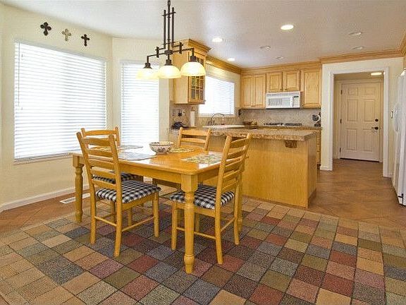 4th image of 1040 Wren Dr