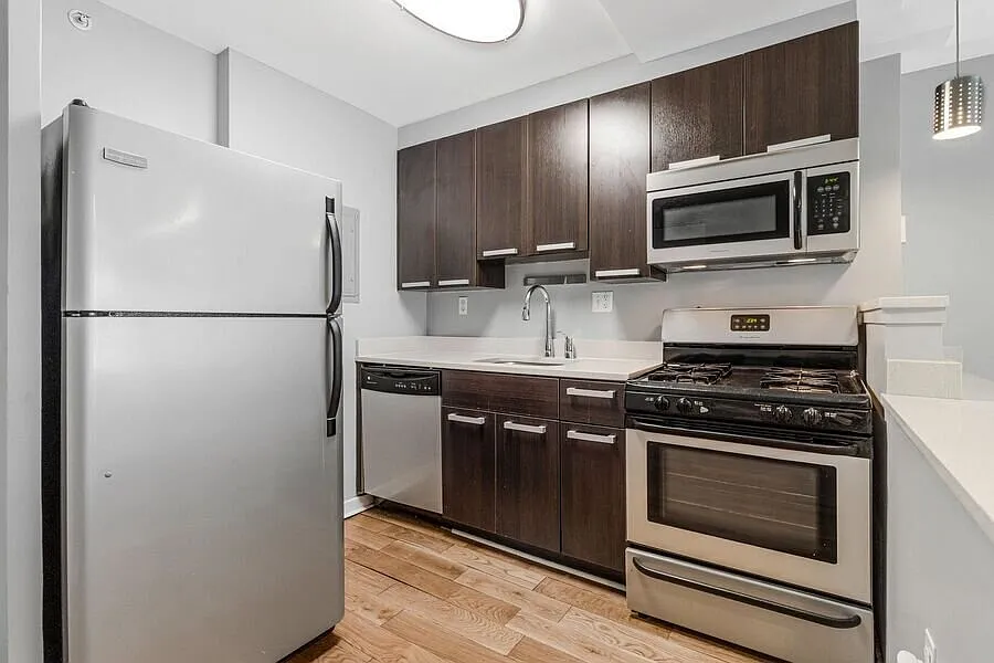 Sunny 1 bedroom condo in SW Waterfront! Water included — Photo 4