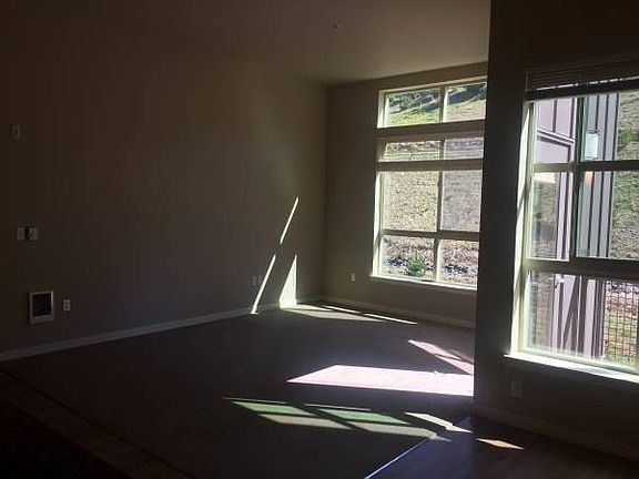 4th image of 1050 10th Ave NE Unit 410
