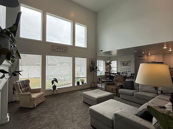 3rd image of 566 W Saddleback Rd N