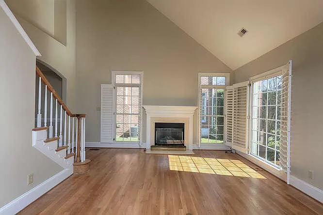 733 Queen Charlottes Court — Photo 4