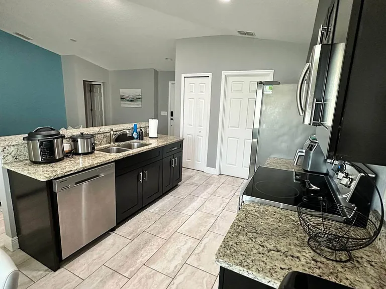2020 Maple Ln — Photo 3