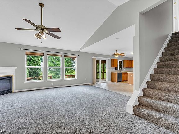 5th image of 467 Canterbury Ln