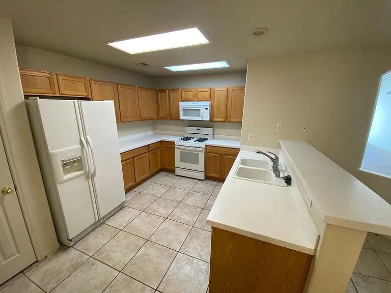 10185 Birch Bluff Ln — Photo 4