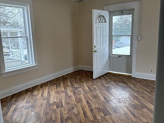 5th image of 742 W Homer St