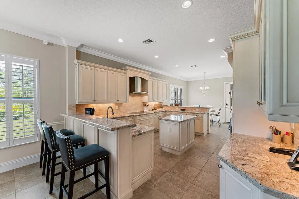5 bed, 3611 sqft, $6,250 — Photo 4