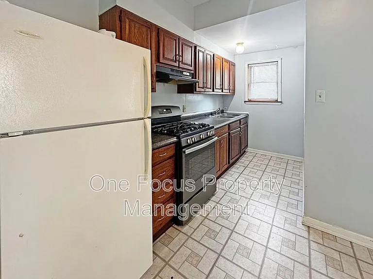 1018 Baldwin St — Photo 3
