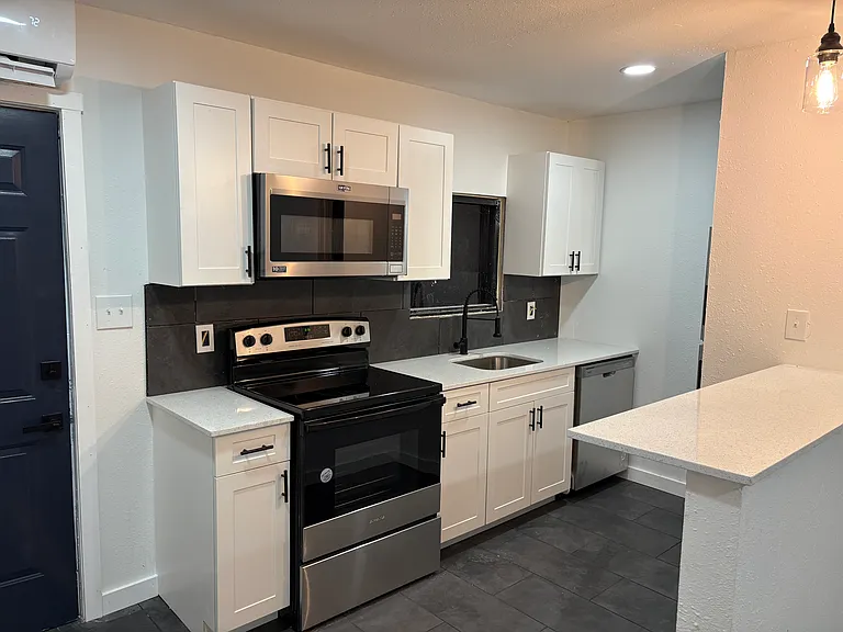 3915 W South Ave #2 — Photo 2