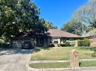 448 Meadowhill Dr, Benbrook, TX 76126
