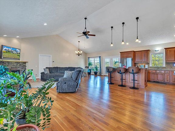 4th image of 47 Camellia Pl