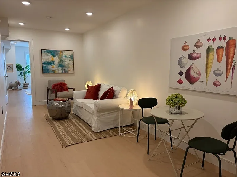 2 bed, 1.0 bath, $3,900 — Photo 1