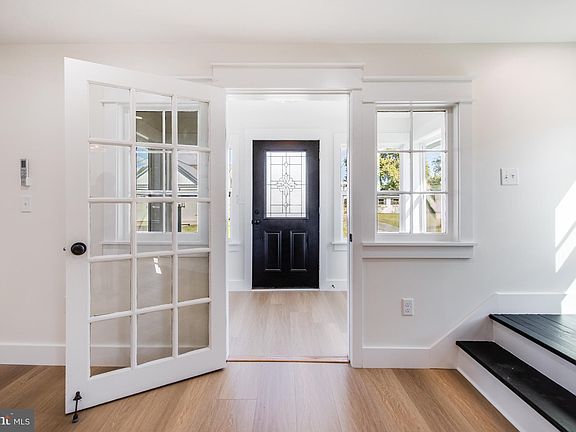 5th image of 104 Bay Ave