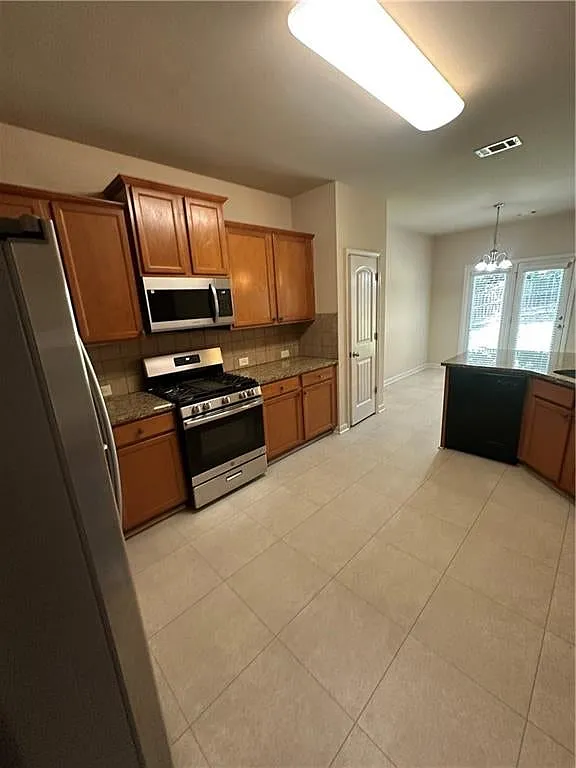 5 bed, 2469 sqft, $2,440 — Photo 3