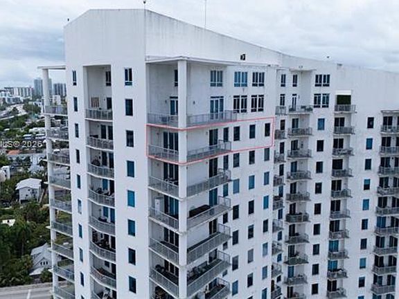 3rd image of 10 SW South River Dr #Penthouse I01