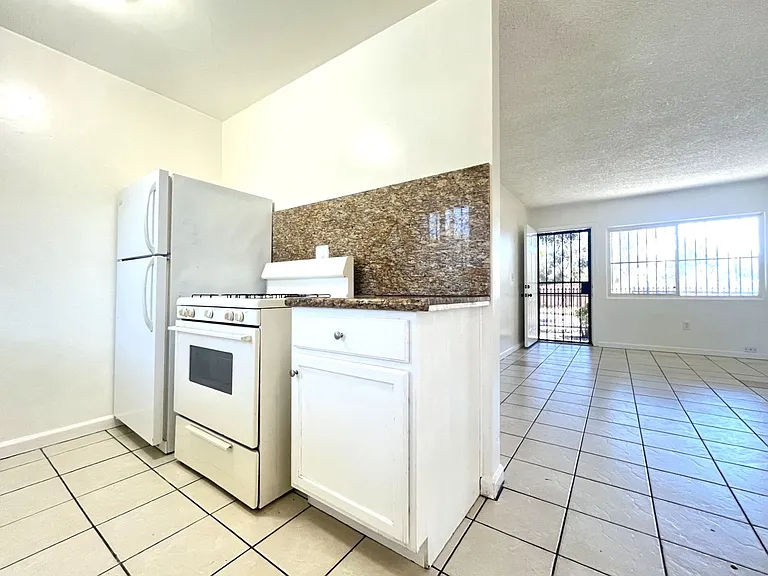 RV T 1594 B&C Sepulveda Ave — Photo 8