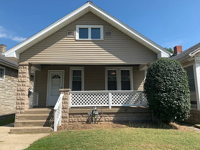 2 bed, 1.0 bath, 704 sqft, $995 — Photo 1