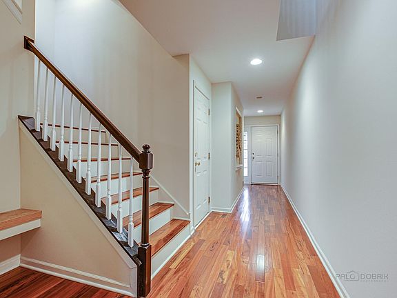 3rd image of 1039 N Glenview Ct