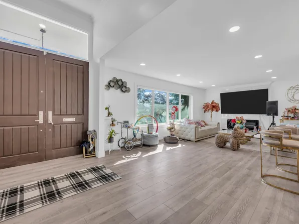 8025 Borden St, Vancouver, BC V5P 3E6