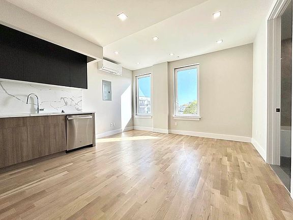 4th image of 1700 Jerome Ave #4I
