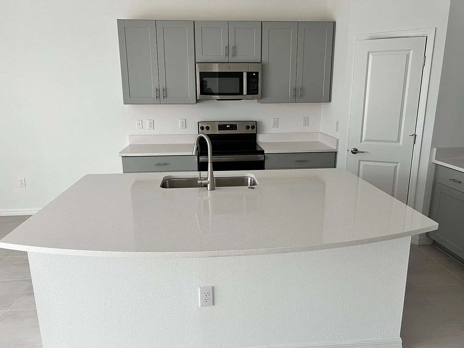 3 bed, 1373 sqft, $2,200 — Photo 4