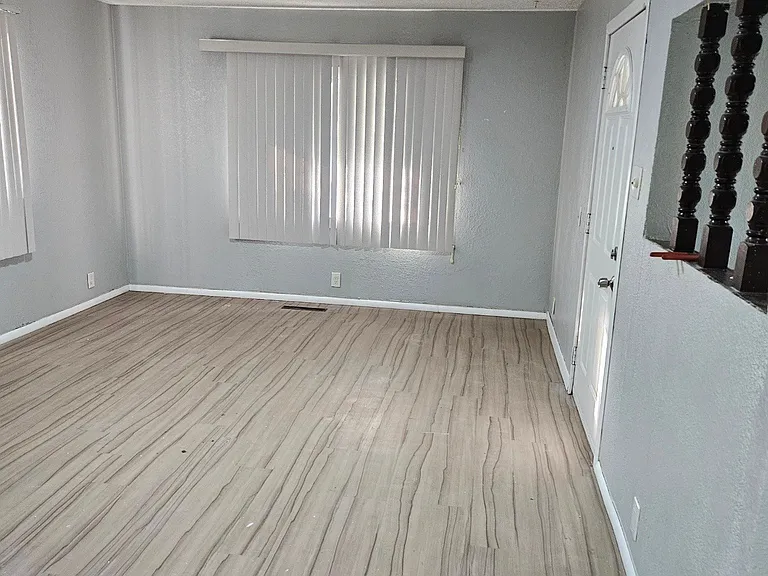 724 Troy Ave — Photo 3