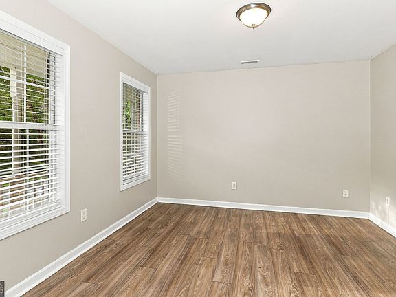 3rd image of 133 Crown Oaks Dr