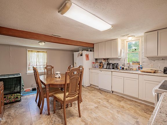 5th image of 226 E Millpond St
