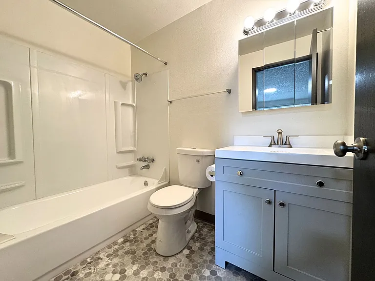 Woodshire Apartments — Photo 25