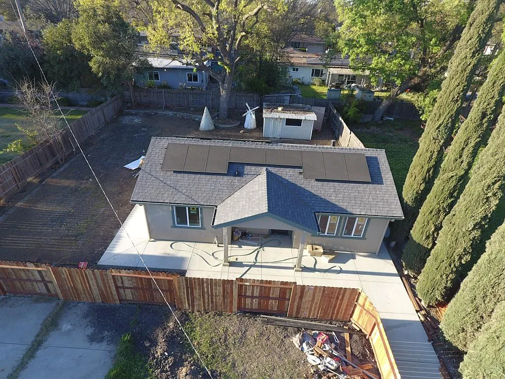 211 W Norwich Dr — Photo 2