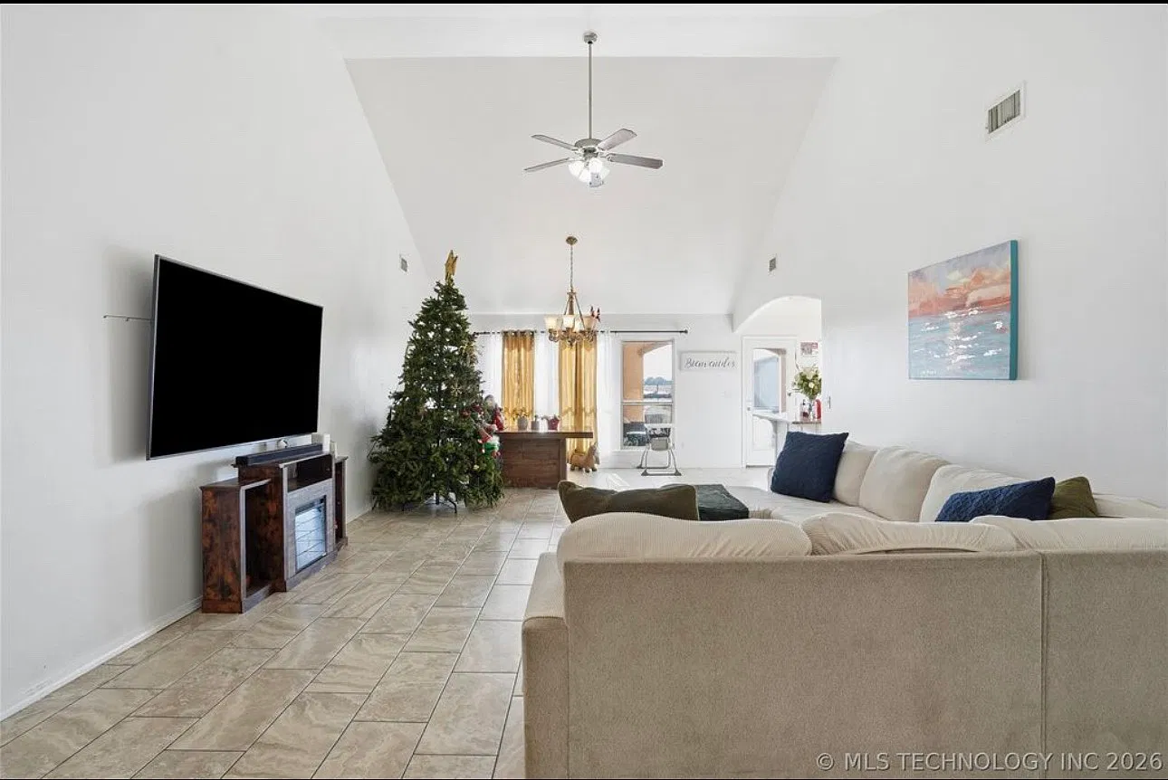 3 bed, 1357 sqft, $1,890 — Photo 3
