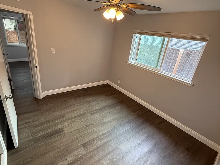 927 University Ave — Photo 11