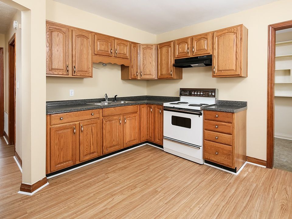 Beautiful new LVT flooring, countertop in eat-in kitchen