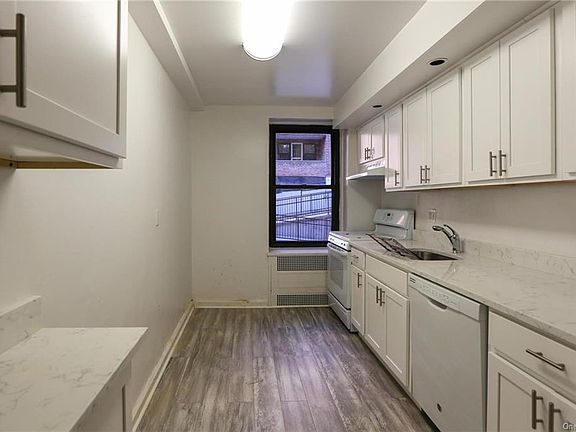 4th image of 150 E Hartsdale Ave APT Stf