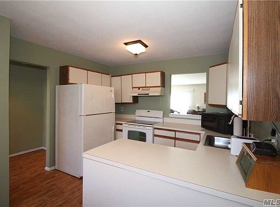 2nd image of 5 Stratford Cir
