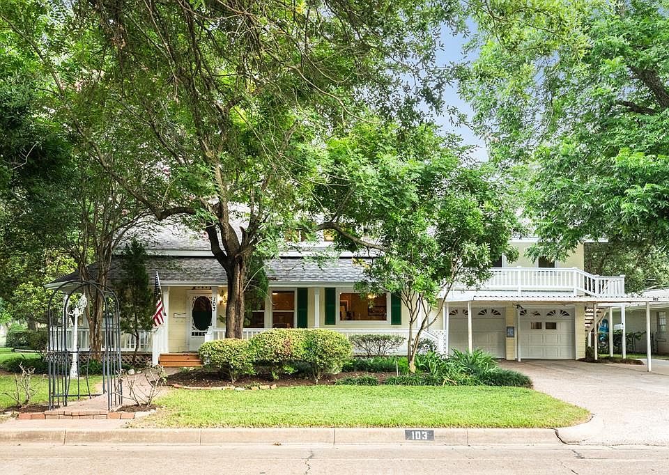 This historical home in the heart of old Sugar Land, is one of the grand dames of this special neighborhood.