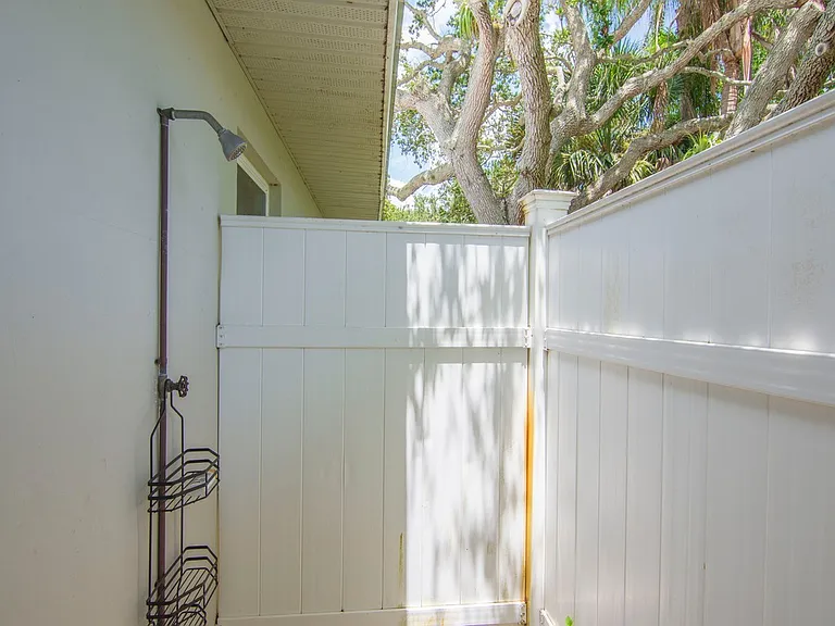 706 Iris Ln — Photo 23