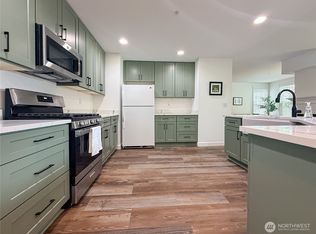 12208 NE 24th St APT 124, Bellevue, WA 98005