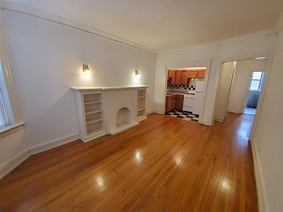 3rd image of 1048 W Rosemont Ave #2