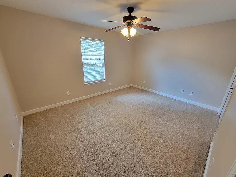 712 Hazel Dr — Photo 4