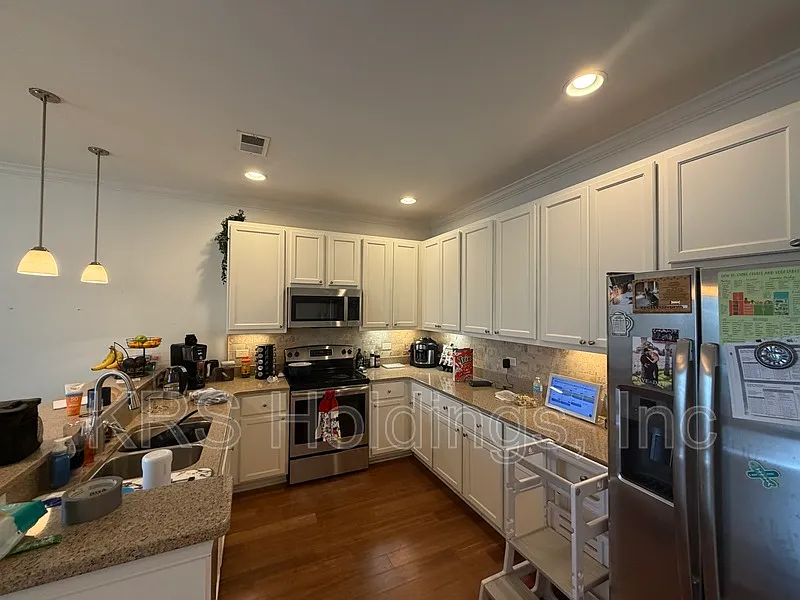 3 bed, 2.5 bath, 1870 sqft, $2,800 — Photo 2