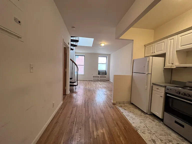 249 E 30th St #PHR — Photo 13