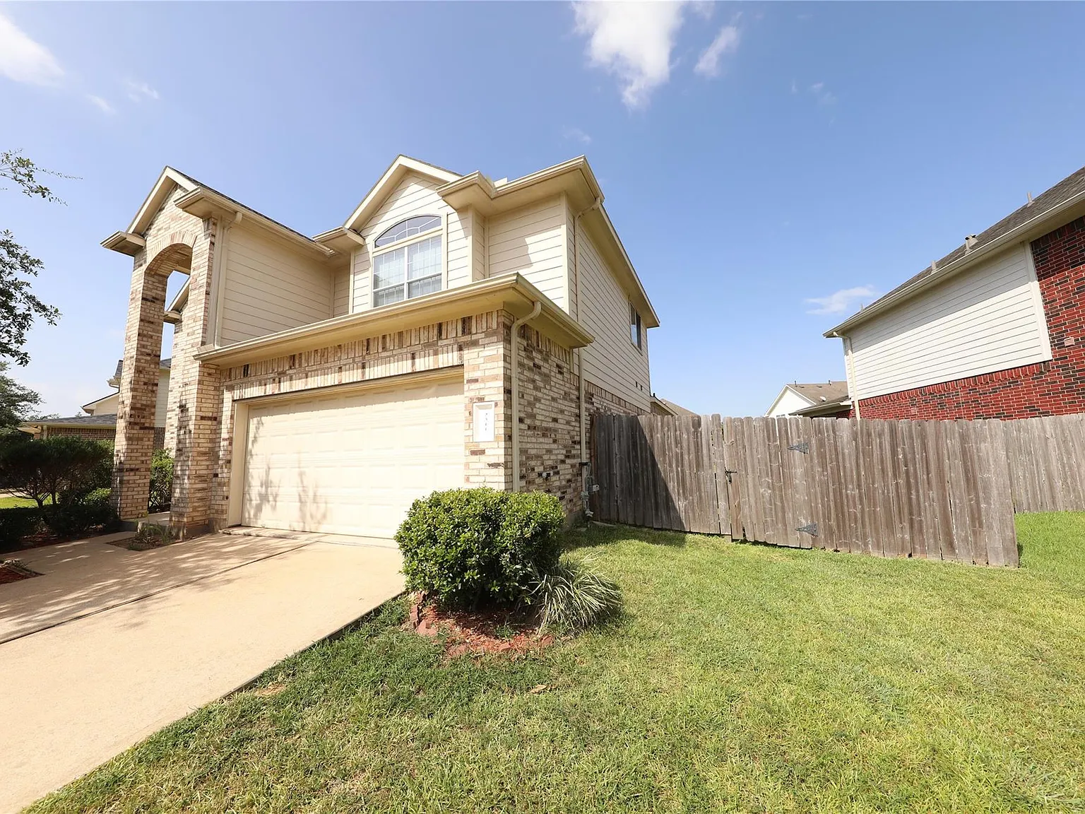 4 bed, 2.5 bath, 2897 sqft, $2,695 — Photo 1