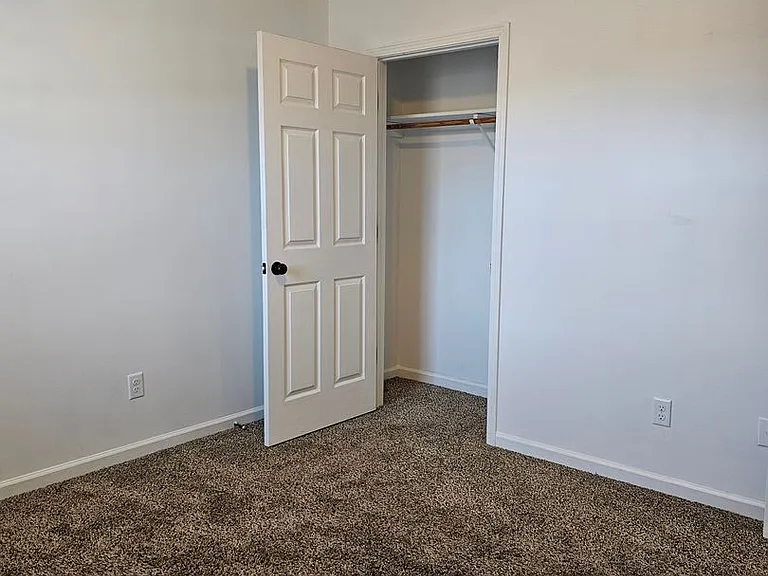 Spacious 4 Bedroom 2 Bath Upstairs unit! — Photo 5