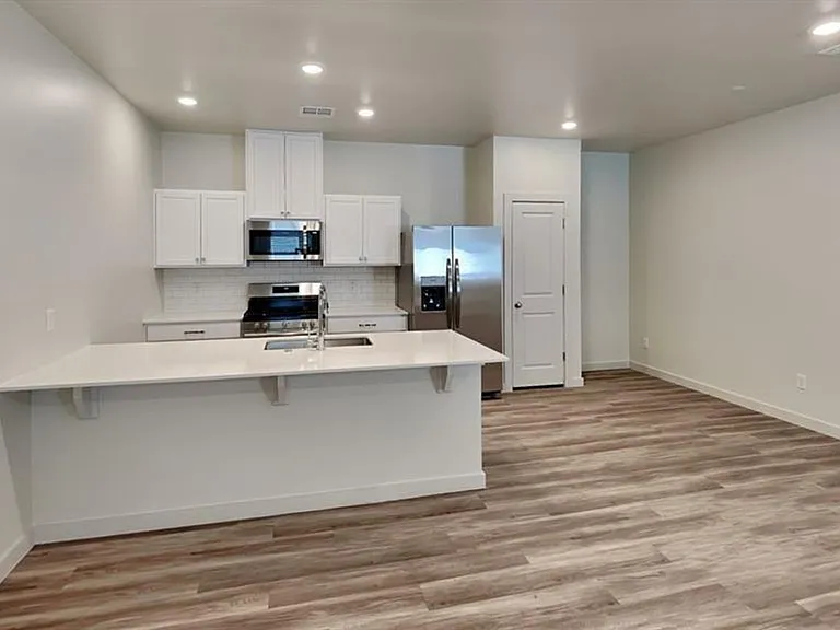 3815 N Divis Ave — Photo 9