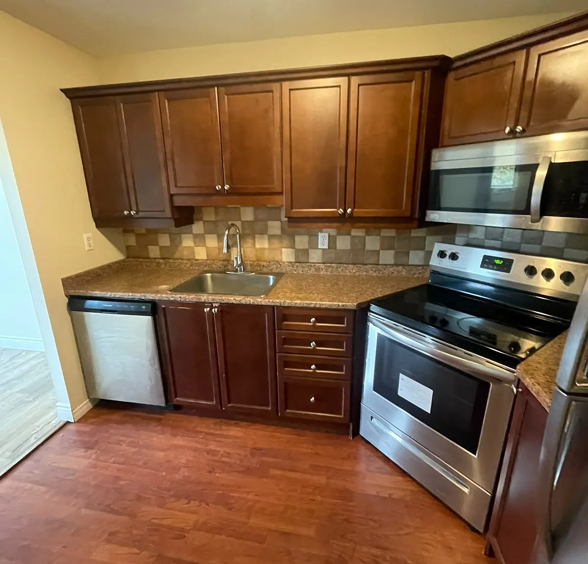 2 bed, 1000 sqft, $2,100 — Photo 4