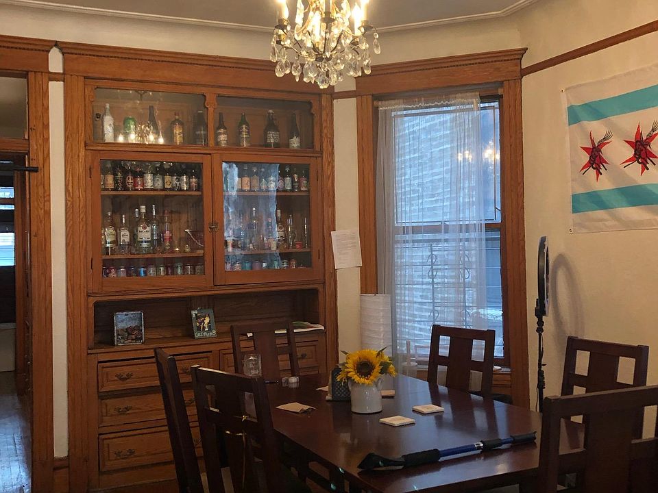 Same dining room with different decor