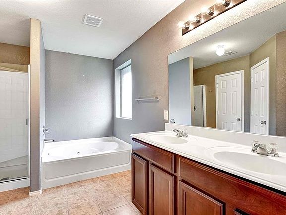 4th image of 1041 Barrington Dr