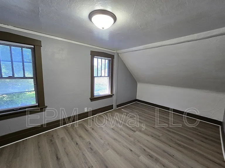 506 Fowler St — Photo 17