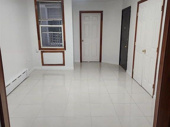 5th image of 812 22nd St APT 3R