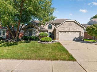 22290 Genesis Dr, Woodhaven, MI 48183
